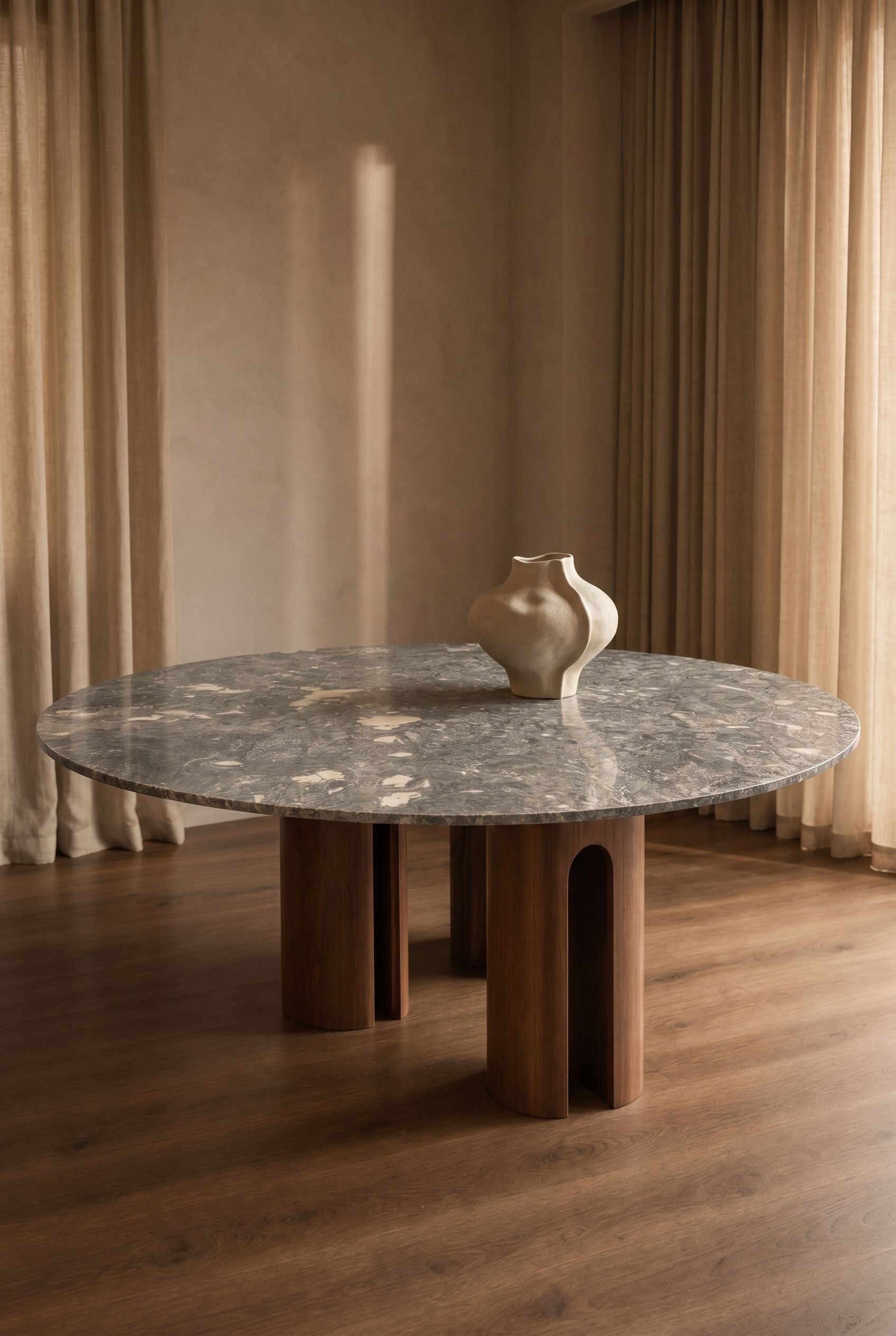 Mesa Cuarcita Oyster en comedor cálido